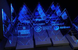 Награда из акрила "Buying Business Travel Awards" на постаменте